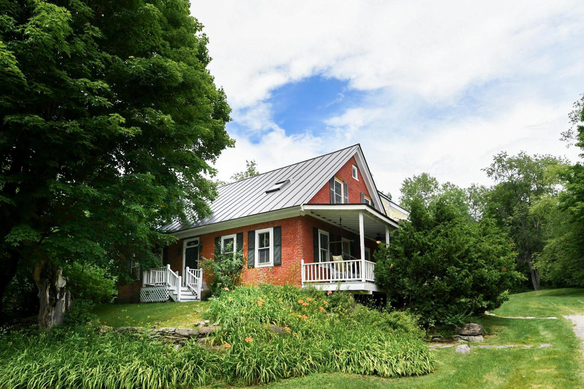 1820 House - Vt Charm + Modern Comforts + Hot Tub Villa *